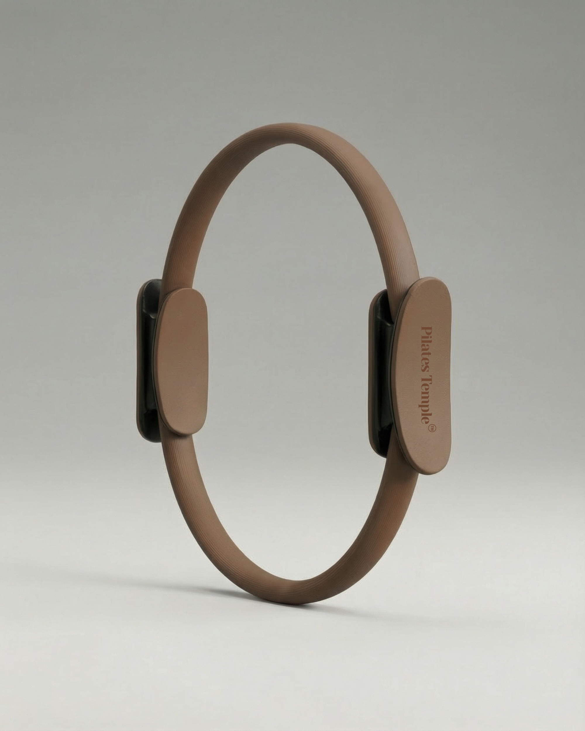 #color-Brun Anneau de Pilates brun avec doubles poignées confortables.