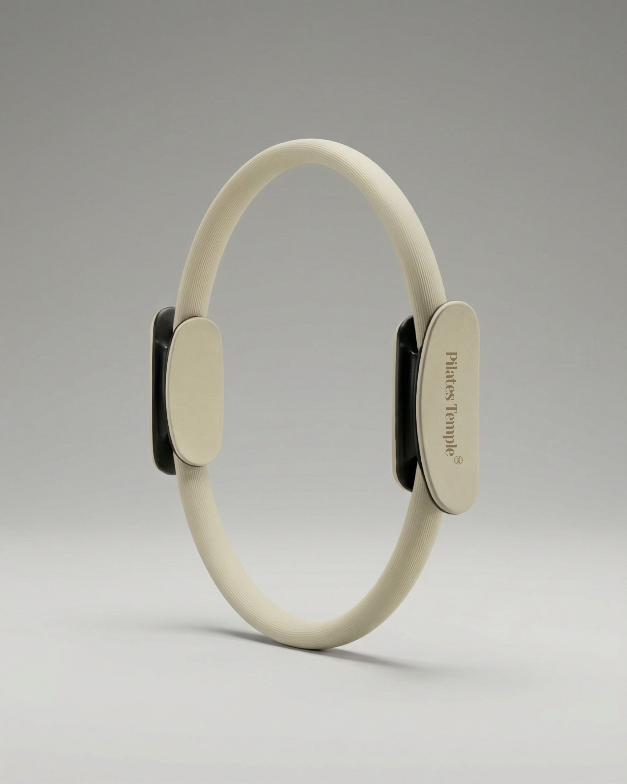 #color-Crème Anneau de Pilates crème avec doubles poignées confortables.