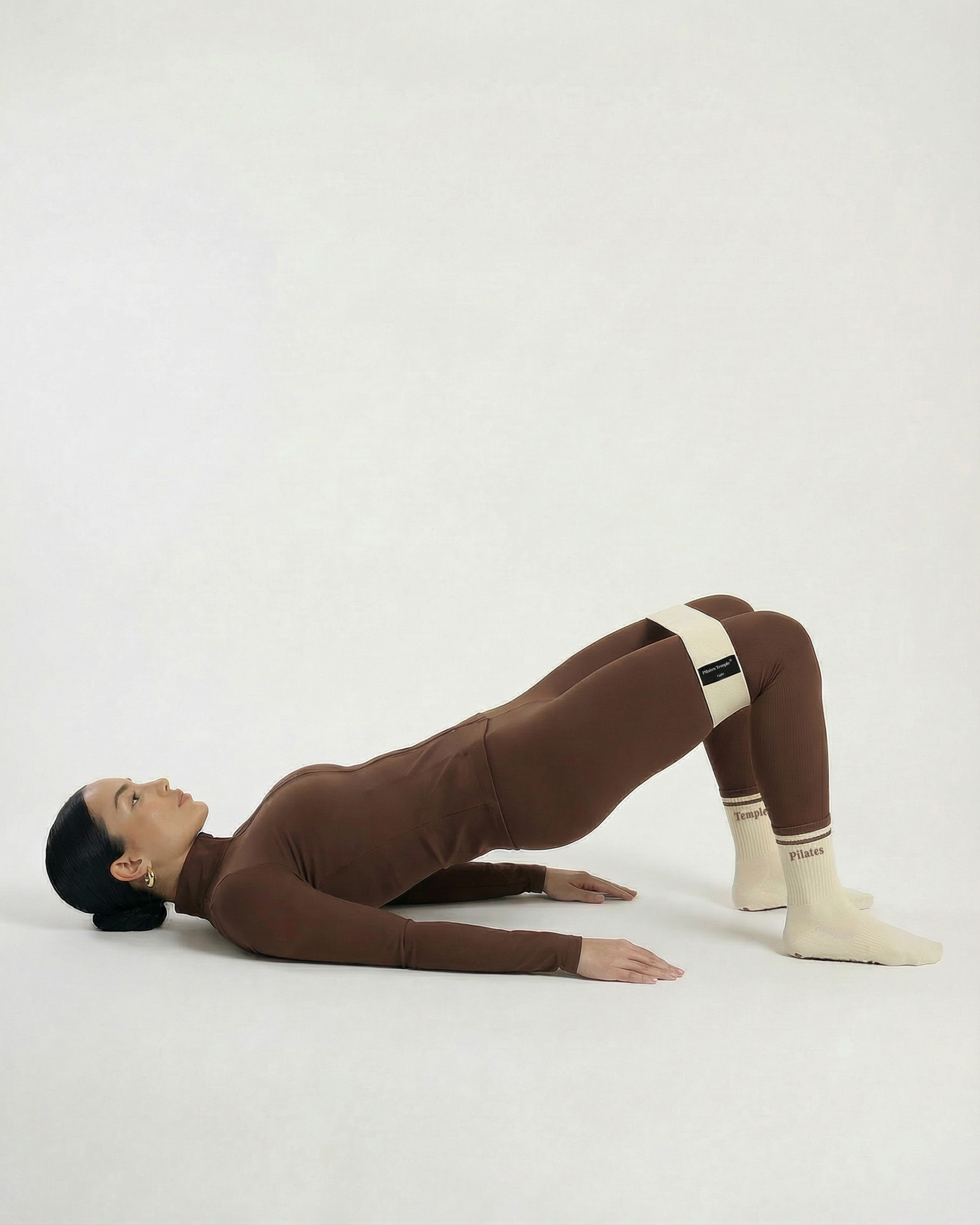 #color-Crème Renforcement des fessiers avec les bandes de résistances Pilates crème.