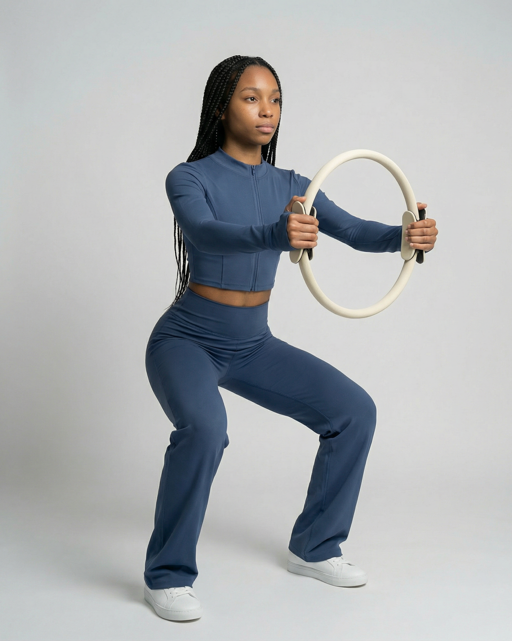 Exercice de renforcement des cuisses avec le ring Pilates Couleur.