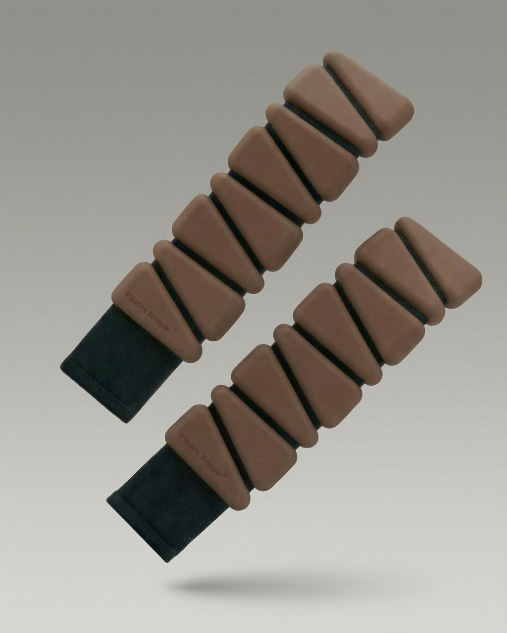 #color-Brun Détail du système de triangles de poids amovibles sur le bracelet brun.