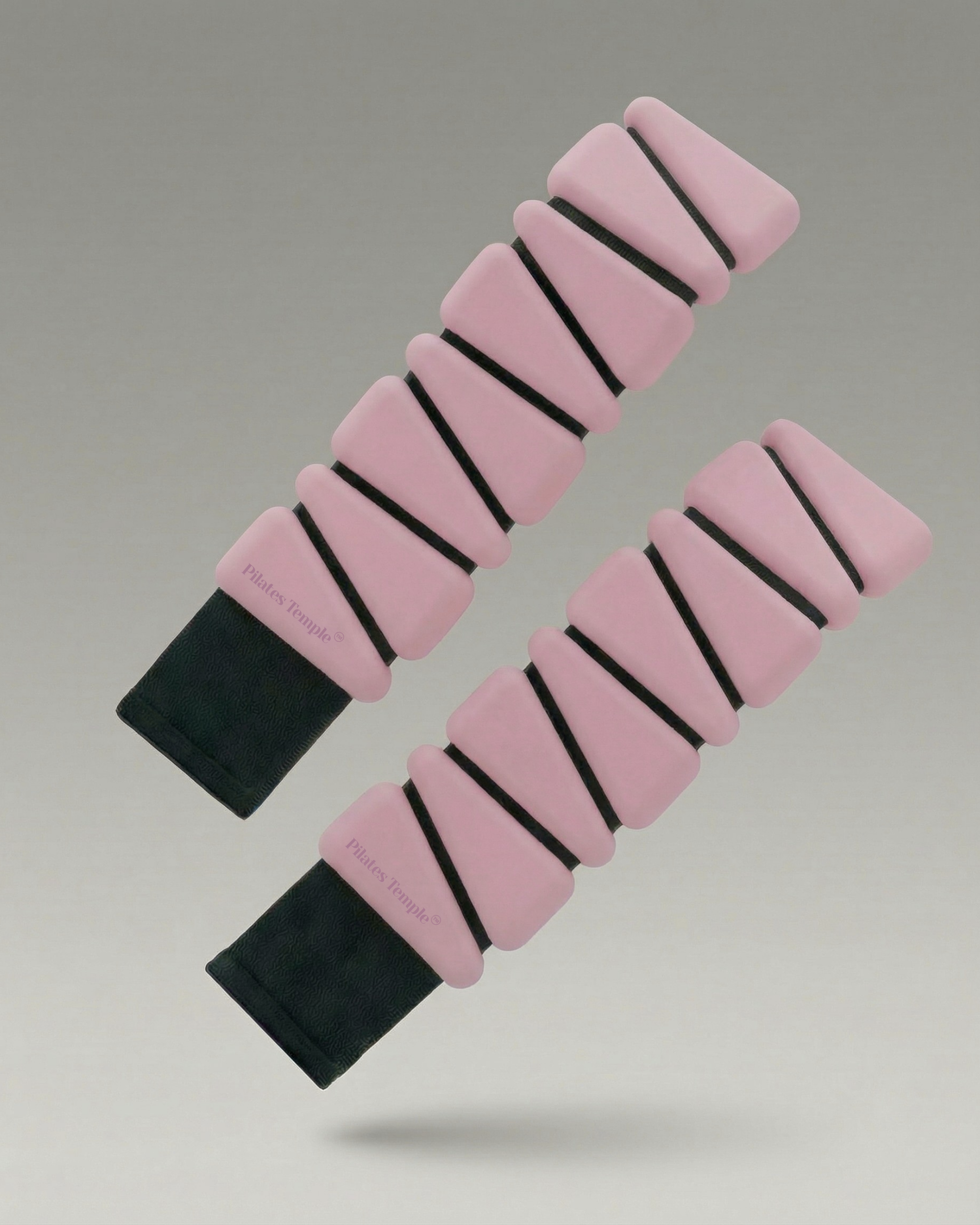 #color-Rose Détail du système de triangles de poids amovibles sur le bracelet creme.