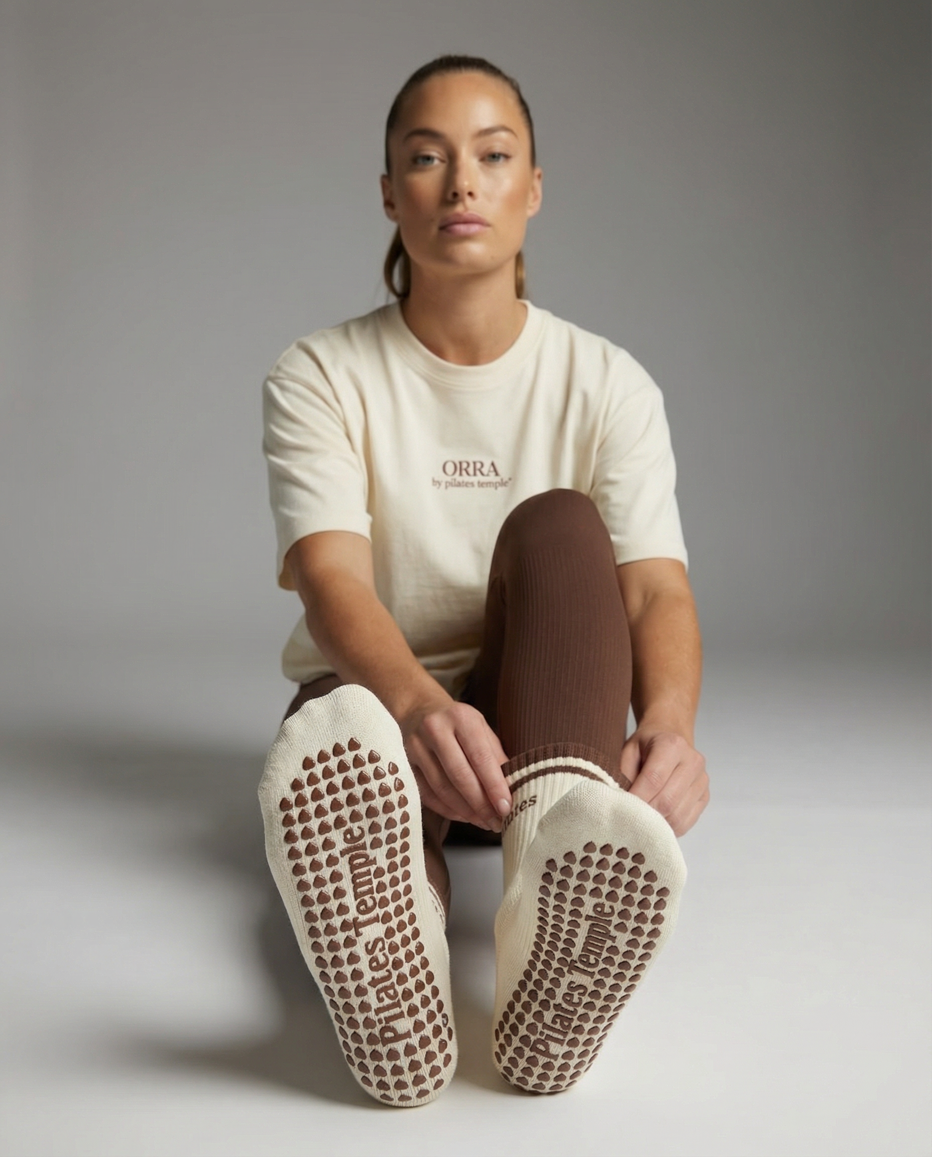 Modèle avec les chaussettes Ivoire-Brun.