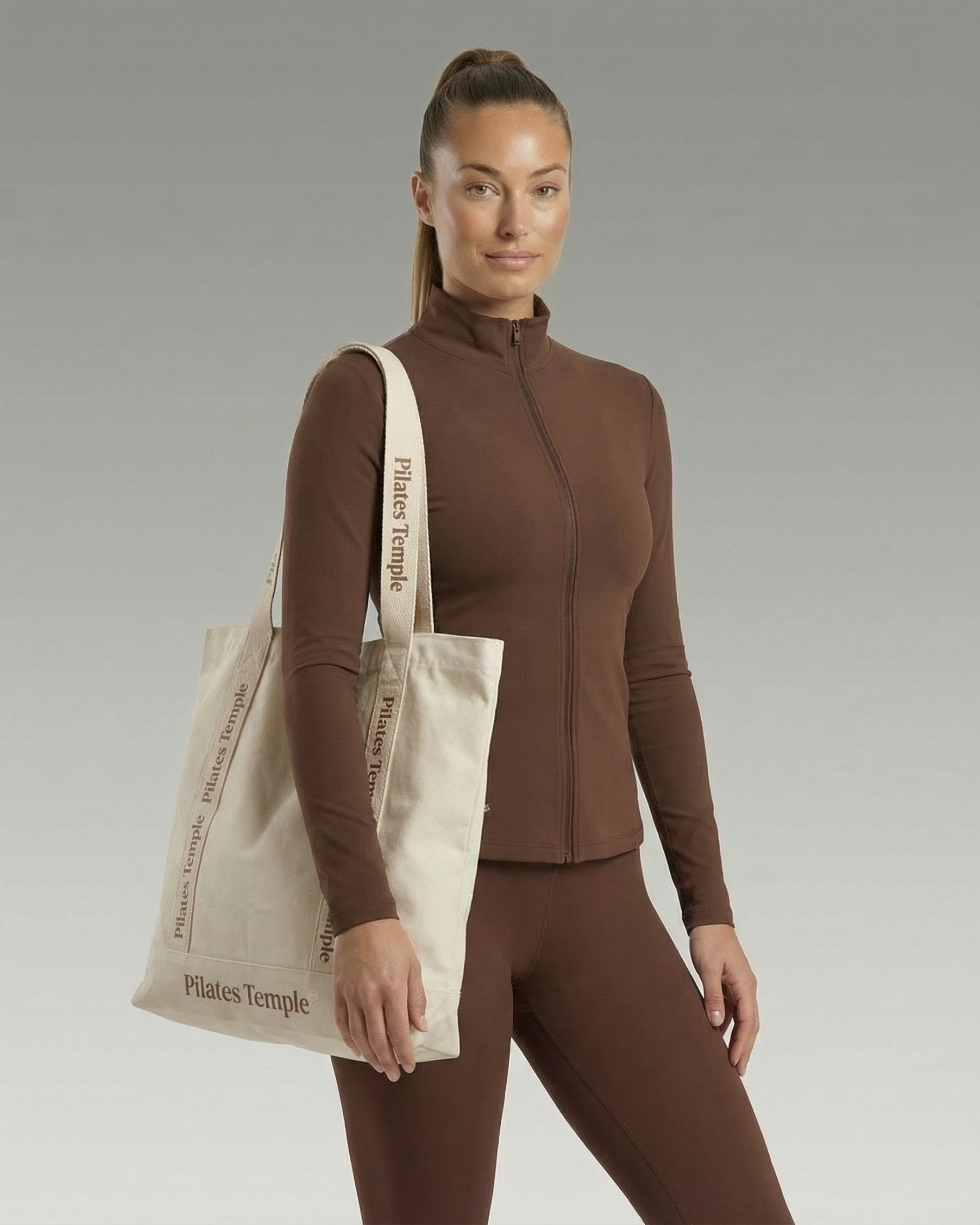 Sac en toile de coton crème vu de trois quarts avec finitions premium.