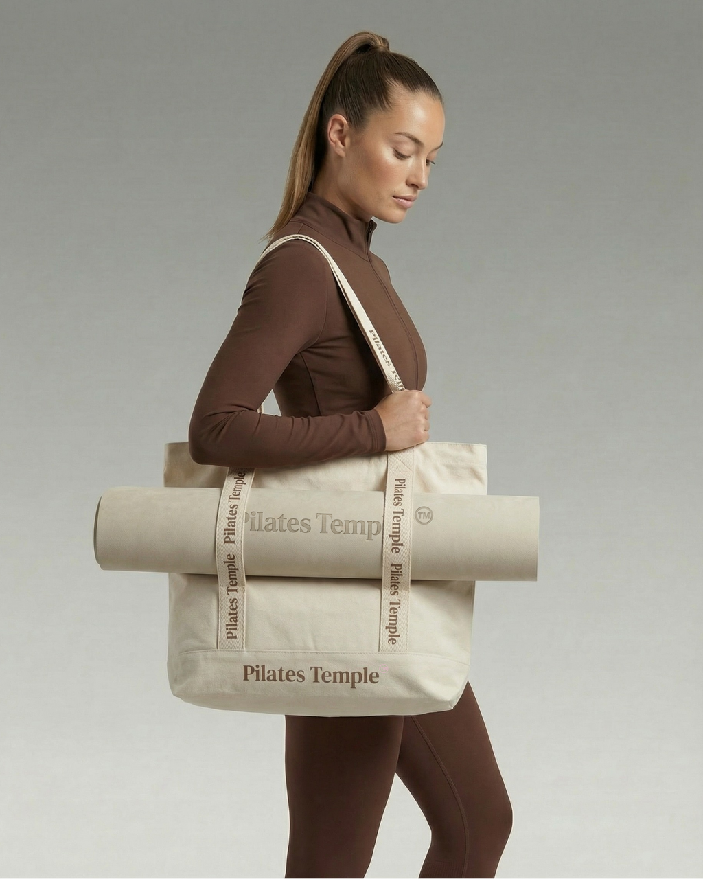 Sac tote bag crème 40x45 cm avec fente porte-tapis intégrée.