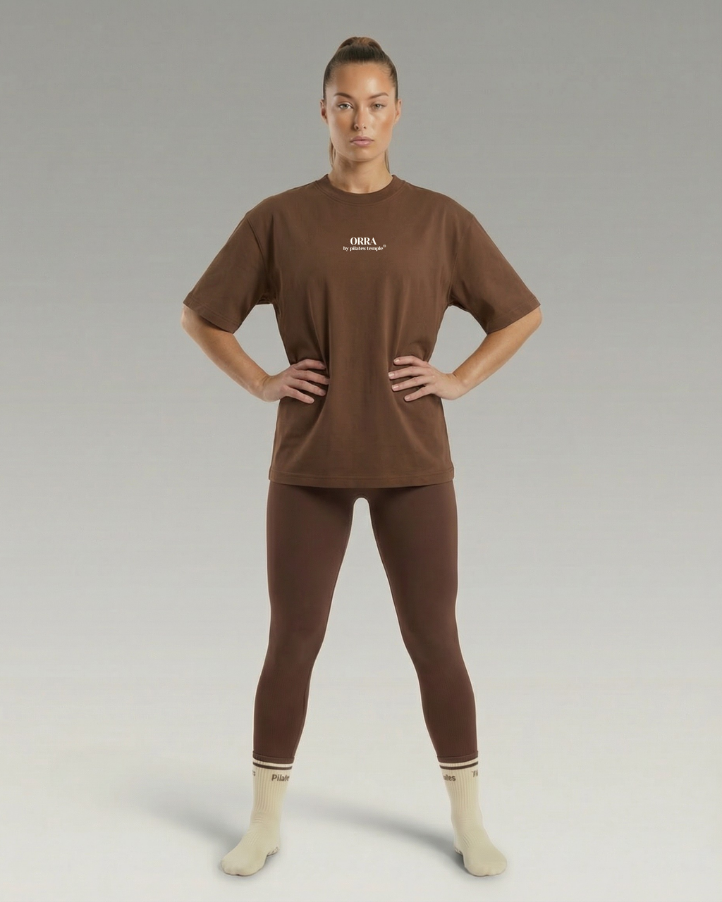 #color-Brun Coupe oversize de la collection ORRA portée par une modèle.